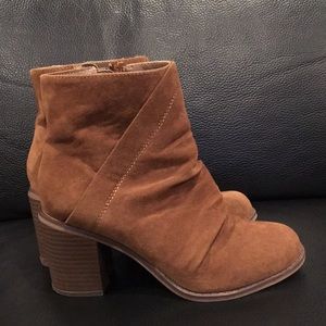 Tan/brown heeled boots